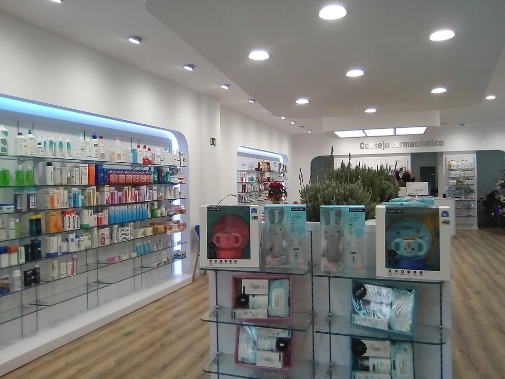 Imagen del interior de una farmacia. Se ven estanterías llenas de cremas y productos para bebes